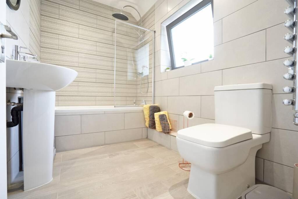Home From Home - 4 Double Bed House With Parking Slough Exterior foto