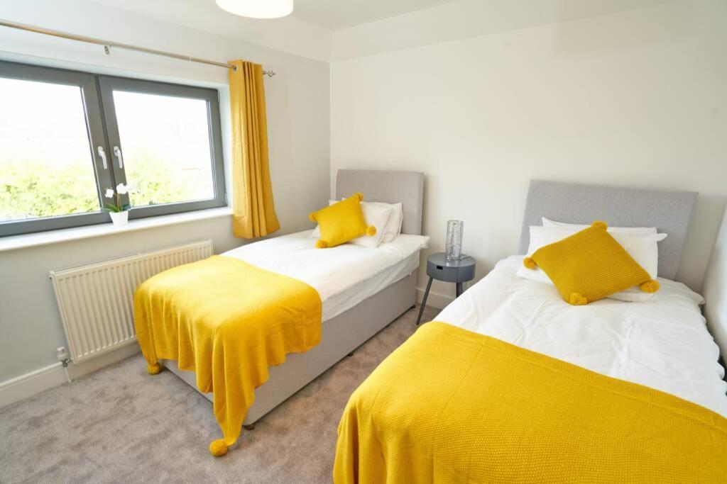 Home From Home - 4 Double Bed House With Parking Slough Exterior foto